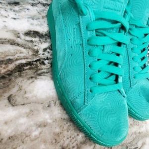 Ladies size 6 green puma sneakers